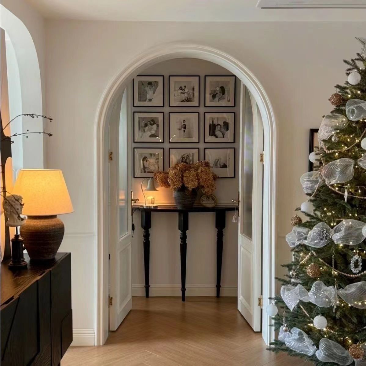 Traditional French Half-Circle Console Table in Solid Pine Wood - Elegant Entryway Accent