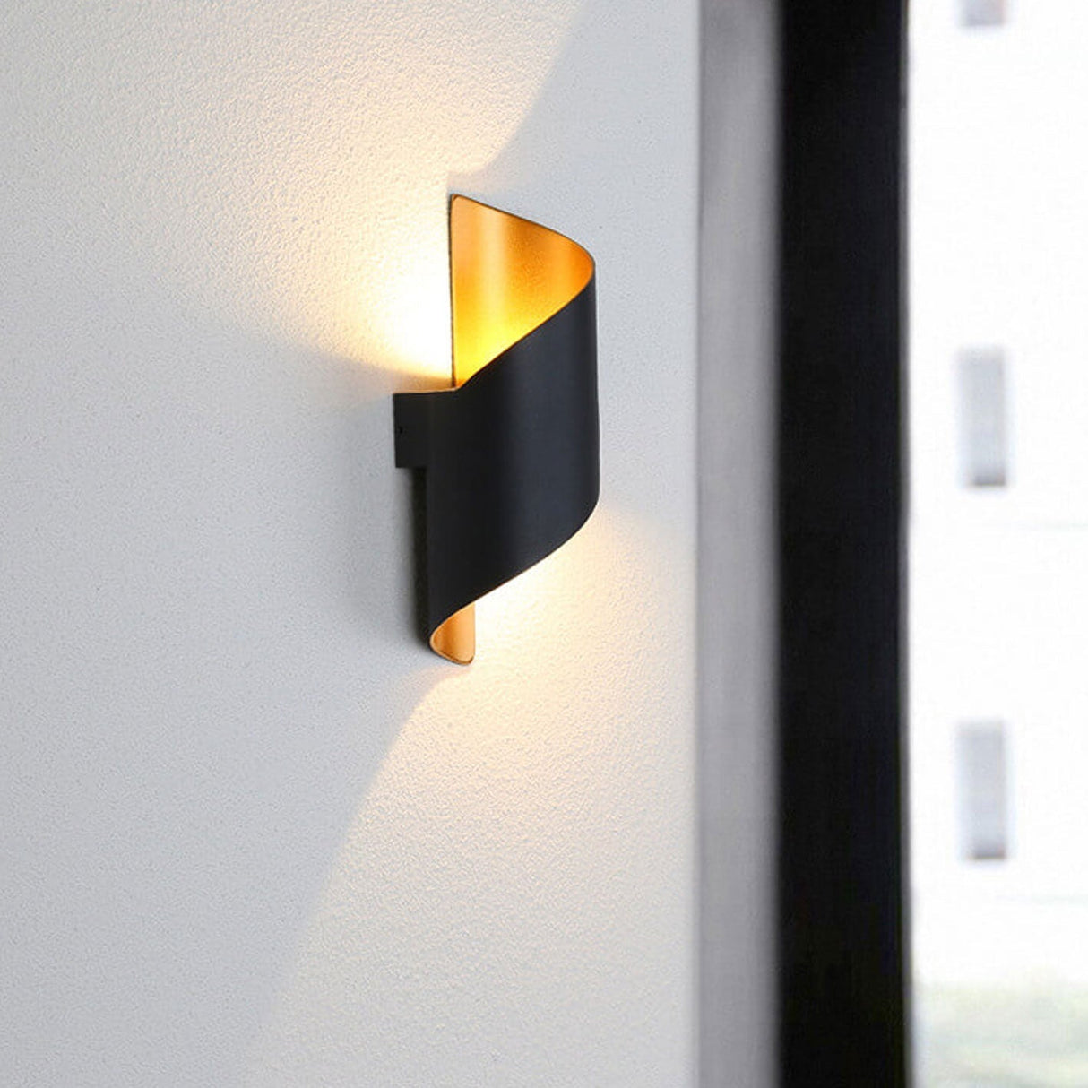 Sleek Modern Outdoor Aluminum LED Wall Sconce with Curved Column - Waterproof