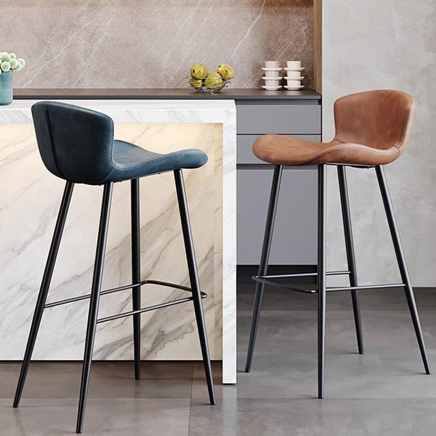 Contemporary Scandinavian Curved Faux Leather Bar Stool with Carbon Steel Frame, High-Leg Design & Footrest for Dining Room