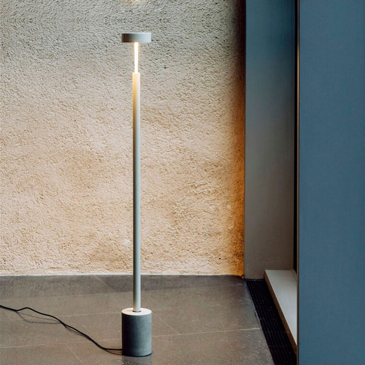 Nordic Minimalist LED Column Floor Lamp – Sleek Tall Standing Light for Modern Homes