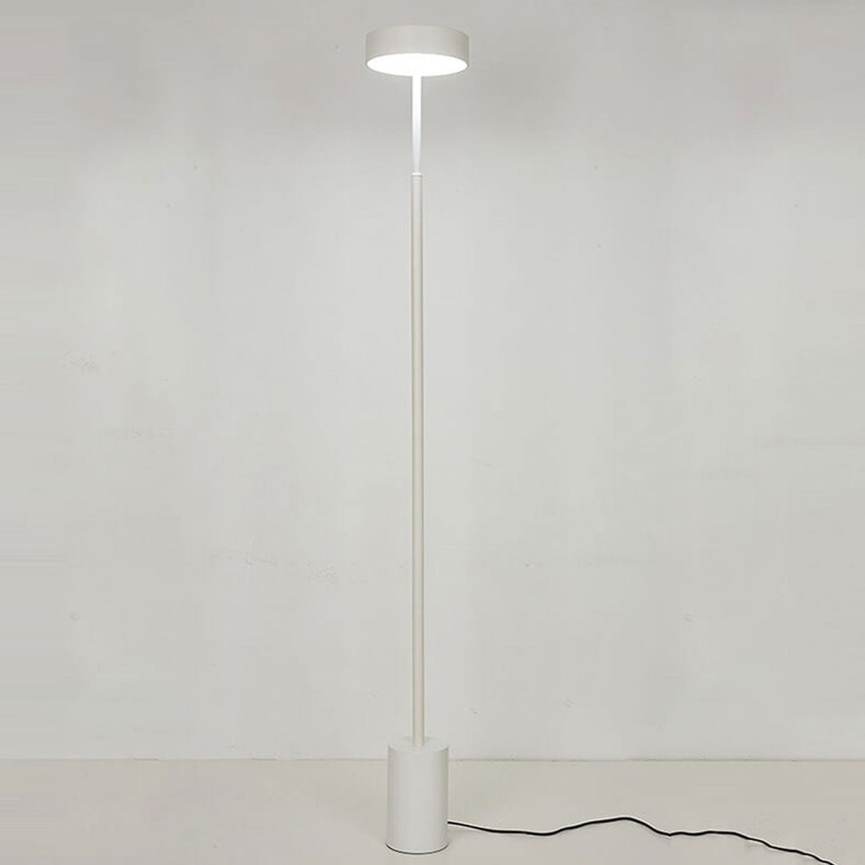 Nordic Minimalist LED Column Floor Lamp – Sleek Tall Standing Light for Modern Homes