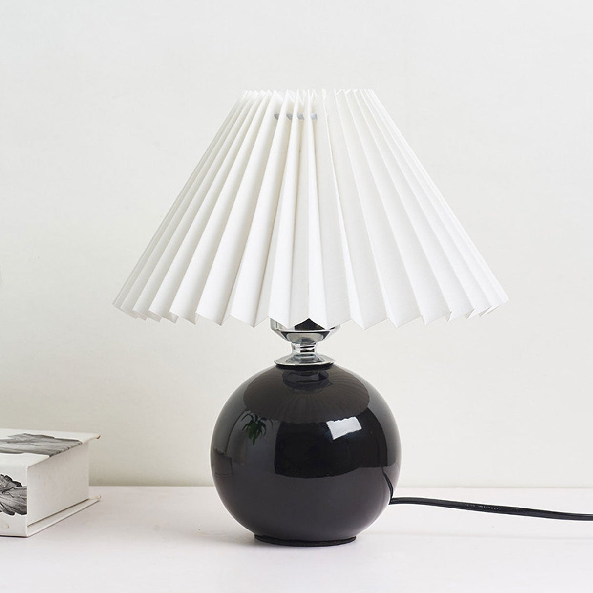 Sleek Nordic Minimalist Ceramic Pleated 1-Light Table Lamp