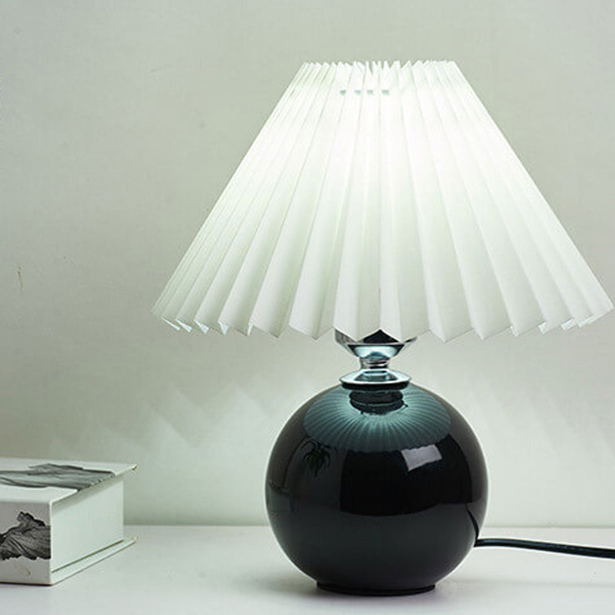 Sleek Nordic Minimalist Ceramic Pleated 1-Light Table Lamp
