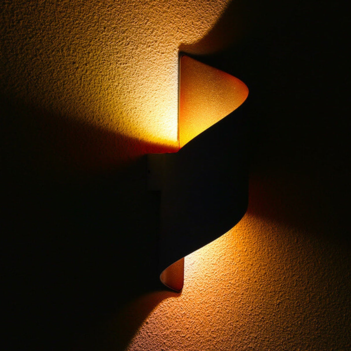 Sleek Modern Outdoor Aluminum LED Wall Sconce with Curved Column - Waterproof