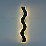 Sleek Modern Solar-Powered Wave LED Wall Sconce – Waterproof Aluminum & Acrylic Strip Lamp for Outdoor Patio