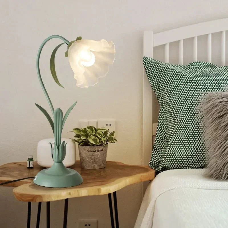 Vintage-Style Flower Table Lamp for Bedroom or Living Room – Elegant Floral Accent Lighting