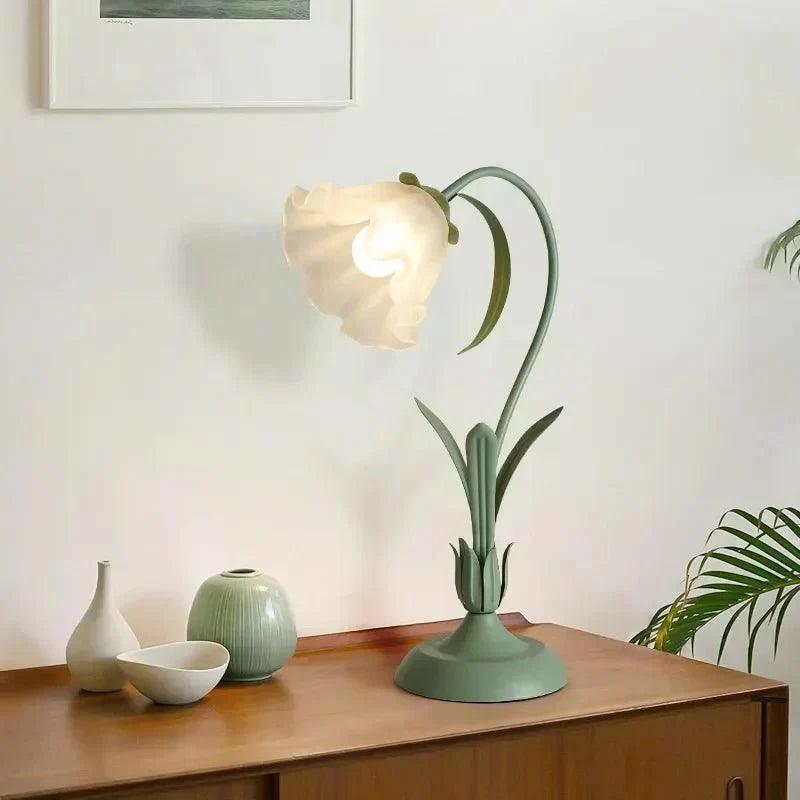 Vintage-Style Flower Table Lamp for Bedroom or Living Room – Elegant Floral Accent Lighting